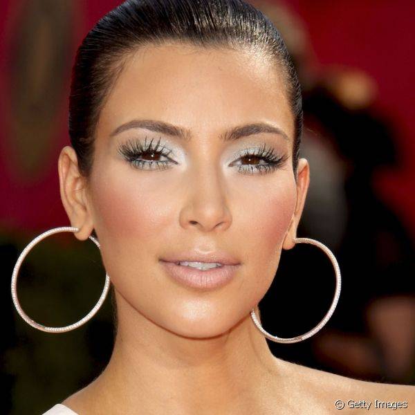 Para ir ao Primetime Emmy Awards de 2009, Kim Kardashian apostou na maquiagem com blush bem marcado e sombra prateada contornando todo o olho (Foto: Getty Images)